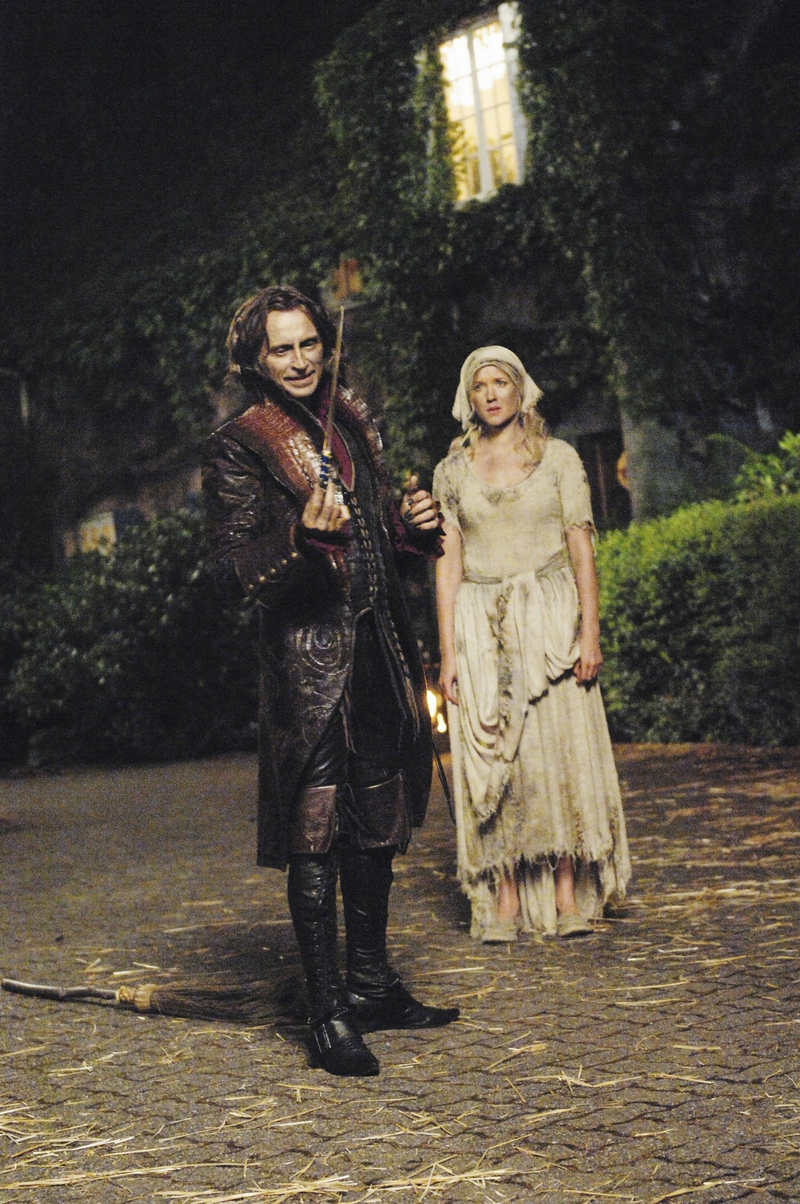 Illustration for article titled Once Upon a Time Episode 1.04 "The Price of Gold" Gallery